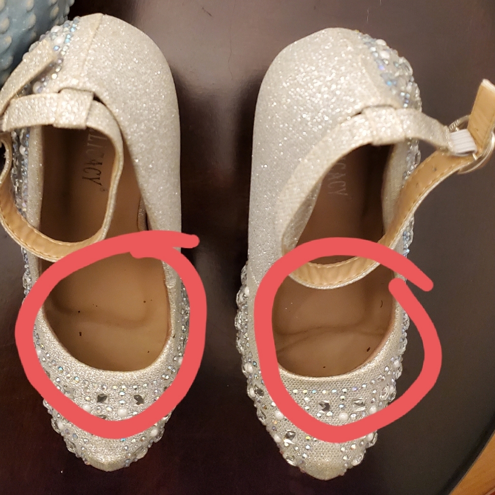 Delicacy Embellished Stilletoes - Picture 6 of 8